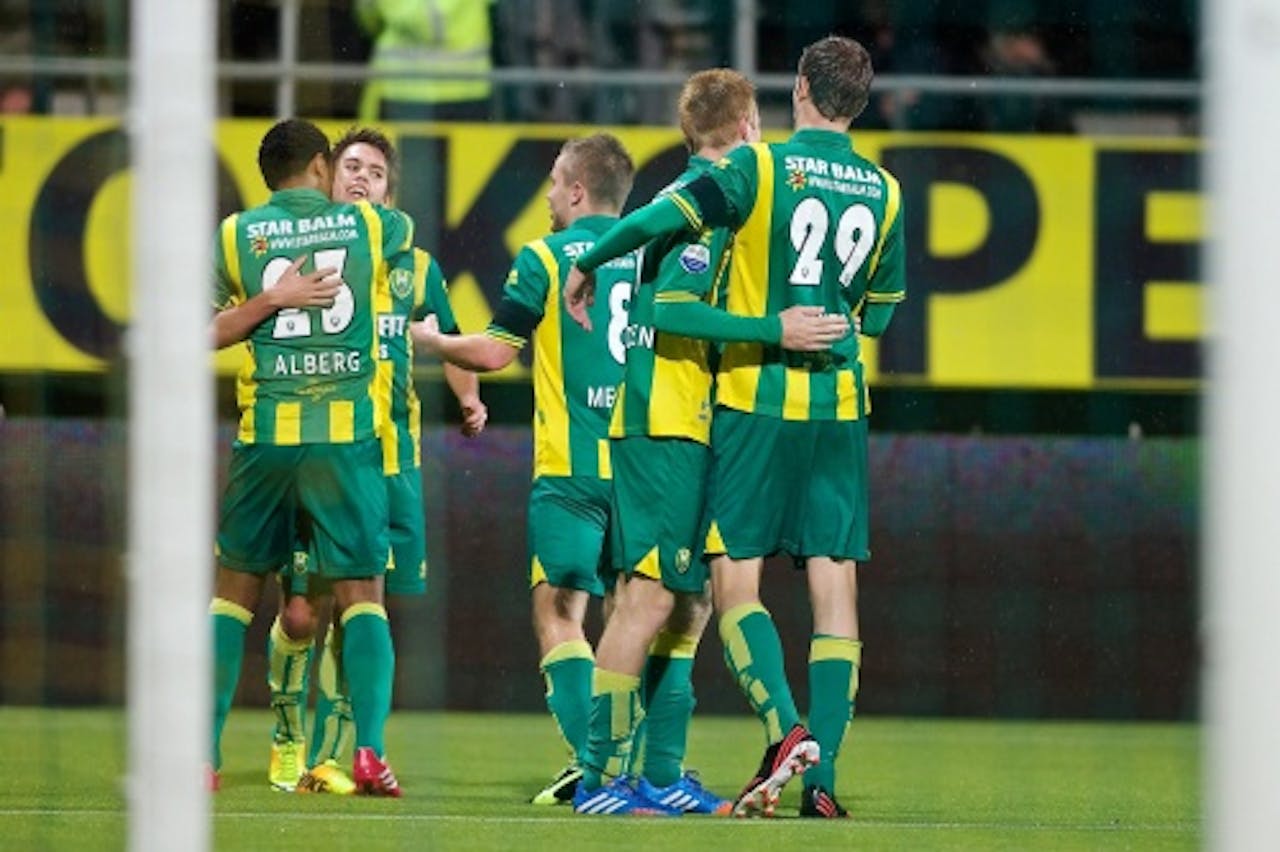 Mathias Gehrt van ADO scoort de beslissende 3-0 tegen SC Cambuur en wordt gefeliciteerd door zijn ploeggenoten. ANP PRO SHOTS