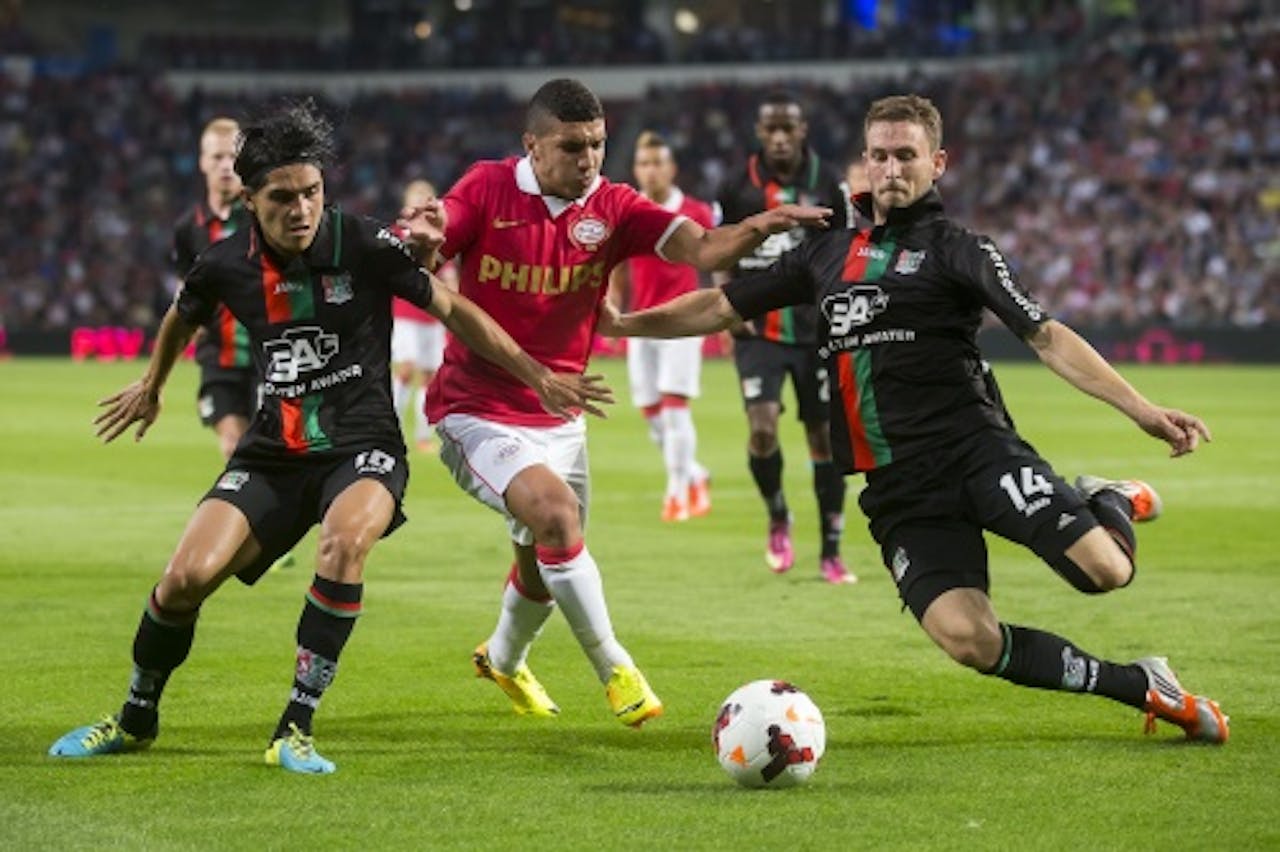 Zakaria Bakkali (M) van PSV slalomt tussen Kevin Conboy (R) en Navarone Foor (L) van NEC door. ANP PRO SHOTS