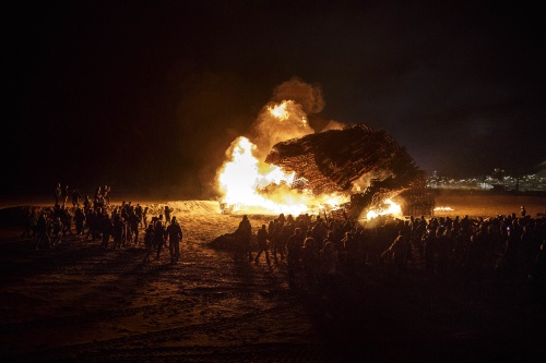 Op het Scheveningse strand wordt het nieuwe jaar gevierd met een enorm vreugdevuur. ANP