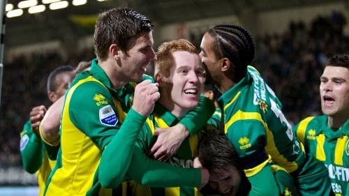 Mike van Duinen (M) van ADO scoort de 2-0 tegen Cambuur en viert dit met teamgenoten Michiel Kramer (L) en Jerson Cabral (R). ANP PRO SHOTS