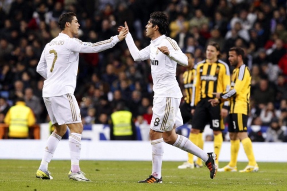 Kaka en Cristiano Ronaldo vieren de gelijkmaker. EPA