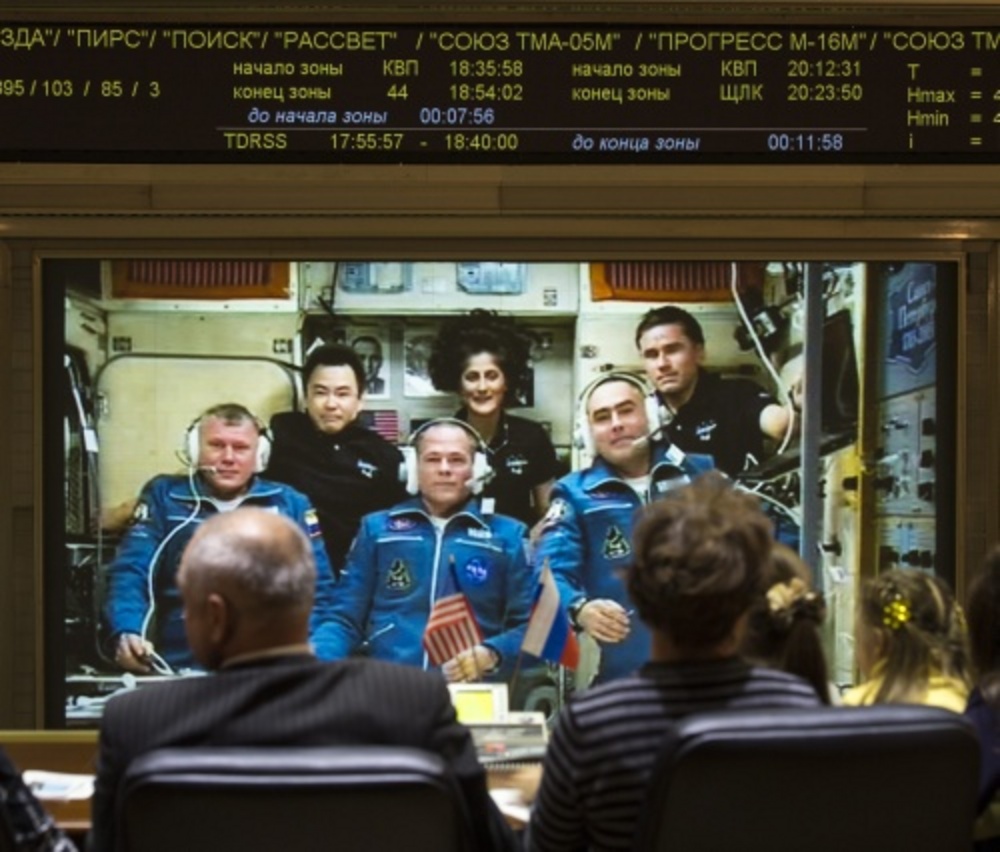 Malentsjenko, Williams en Hoshide (achterste rij, vlnr) bij hun aankomst in het ruimtestation in oktober (EPA).