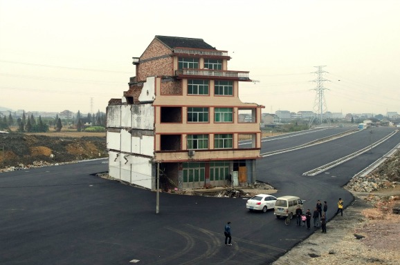 De woning in het midden van een snelweg.