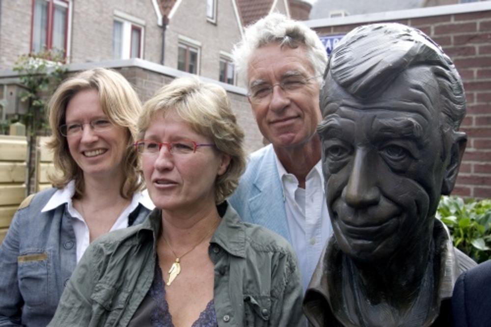 Annemieke en Carolien Kesselaar, de dochters van Rudi Carrell, bij het beeld van hun vader. Ook Rudi's broer staat op deze archieffoto uit 2007. ANP
