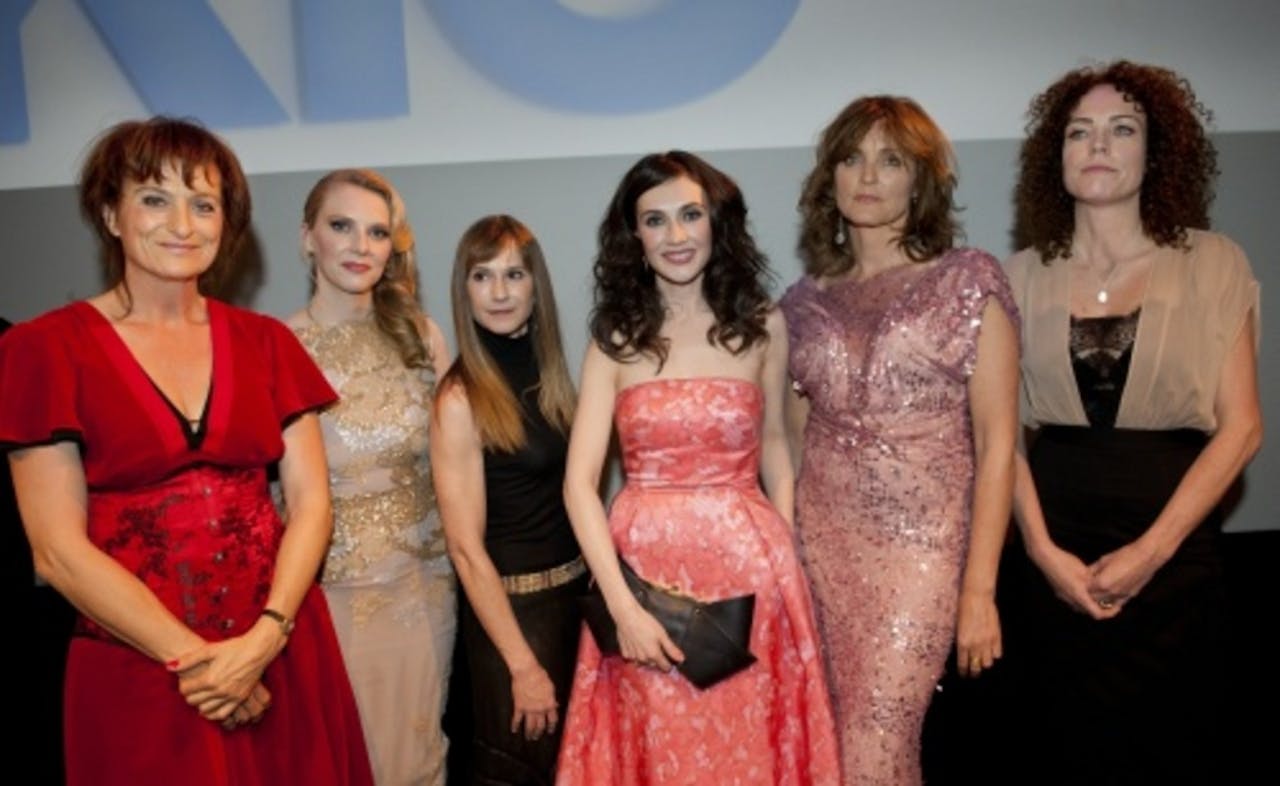 Scenarioschrijfster Karen van Holst-Pellekaan, actrices Jelka van Houten, Holly Hunter, Carice van Houten, scenarioschrijfster Marnie Blok en regisseuse Antoinette Beumer tijdens de premiere van de film Jackie. ANP KIPPA