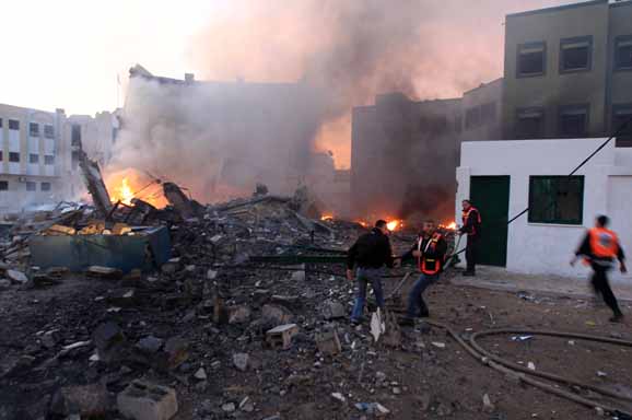 Palestijnen blussen een brand na IsraÃ«lische luchtaanvallen gericht op het ministerie van Binnenlandse Zaken in Gaza-stad