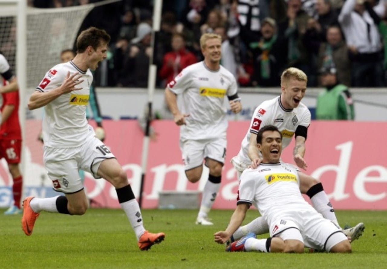 Juan Arango (rechts vooraan) van Borussia Mönchengladbach viert zijn openingsdoelpunt tegen 1. FC Köln met ploeggenoten Havard Nordtveit, Mike Hanke en Marco Reus (van links naar rechts). EPA