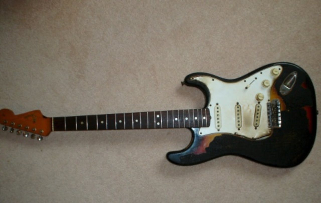 Een Fender-gitaar die Jimi Hendrix tijdens een optreden in 1967 in de hens zette. EPA