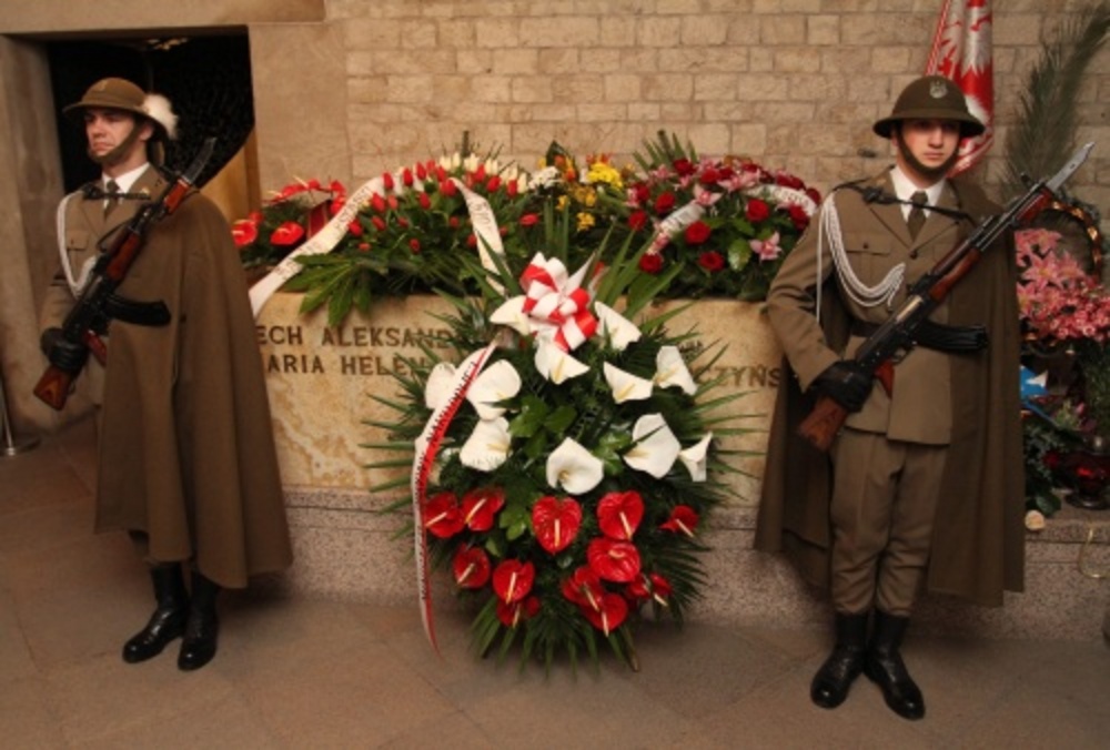 Twee bewakers bij de sarcofaag waarin de lichamen van Lech Kaczynski en zijn vrouw liggen. EPA 