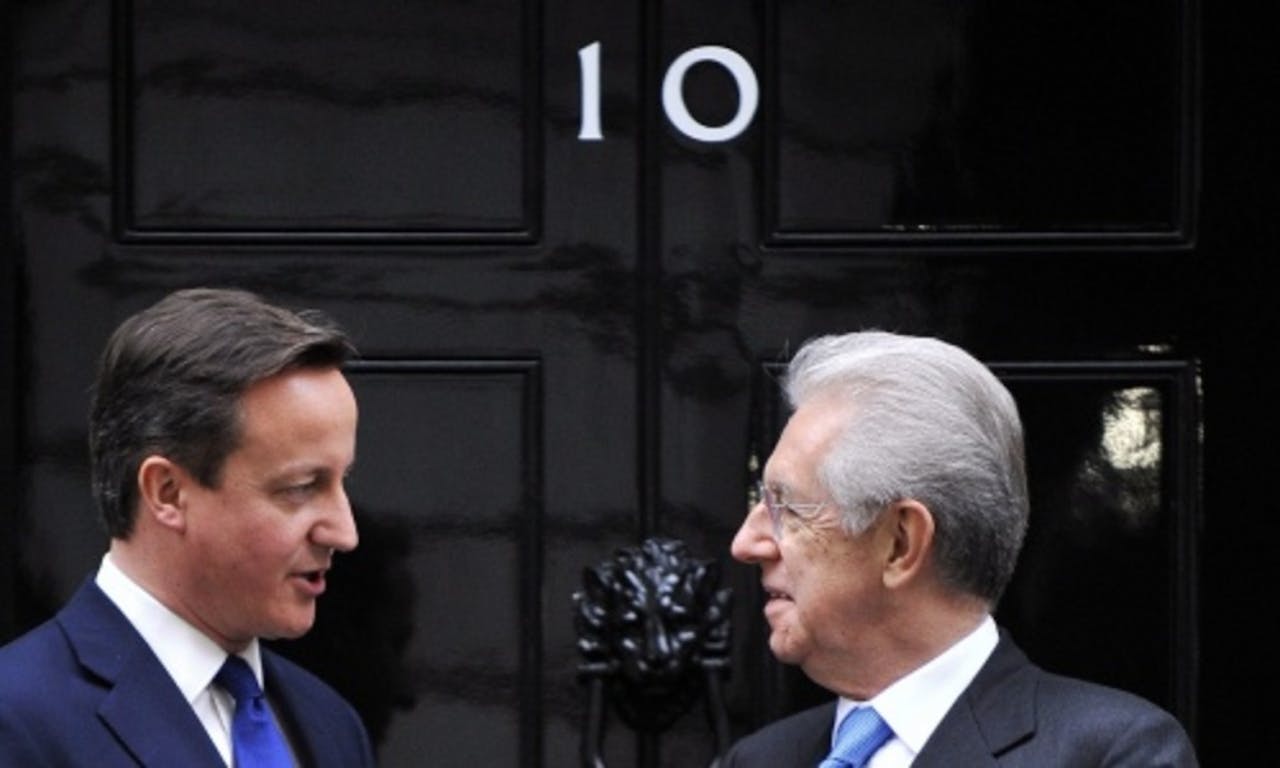 David Cameron (L) en Mario Monti. EPA