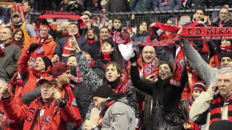 De fans van Mirandes waren blij, ondanks de nederlaag van hun ploeg. EPA