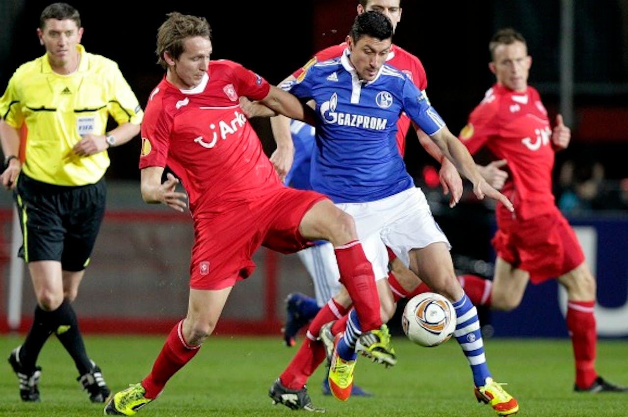 Twente speler Luuk de Jong in duel met Schalke speler Ciprian Marica tijdens de Europa League wedstrijd