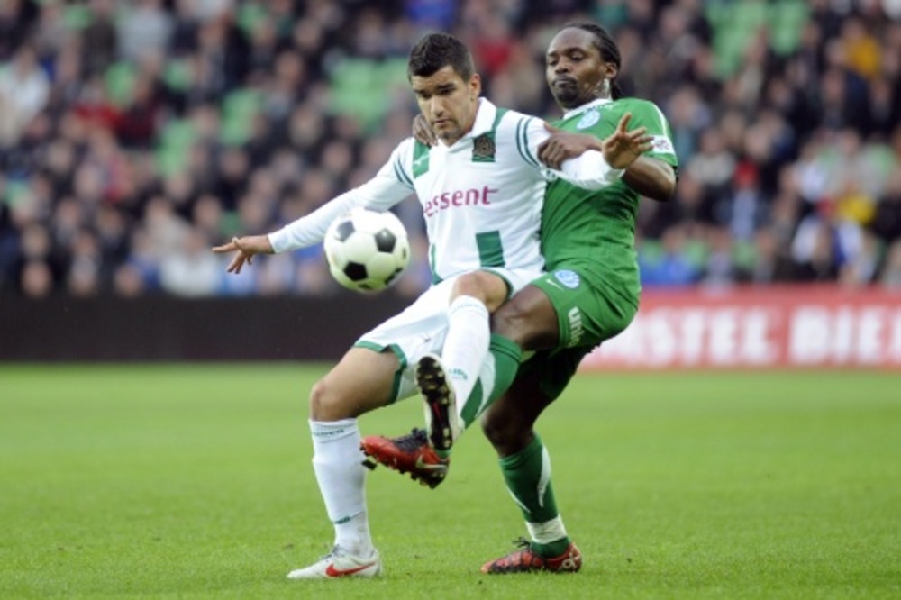 Lorenzo Burnet (L) van FC Groningen in duel Purrel Frankel van De Graafschap. ANP