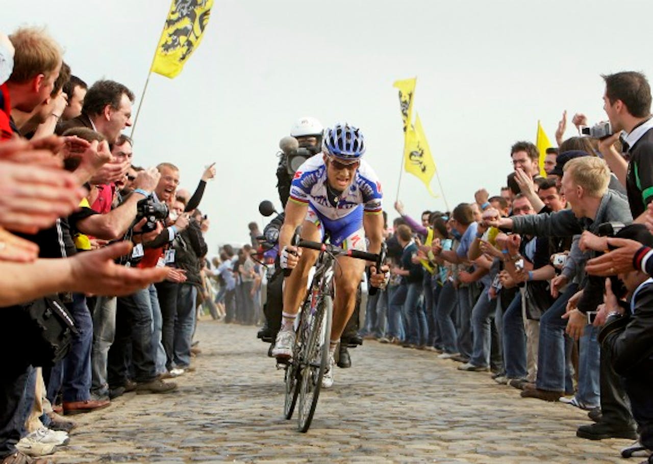De Belg Tom Boonen in actie op de een van de kasseienstroken zondag tijdens de 107e editie van de wielerklassieker Parijs-Roubaix