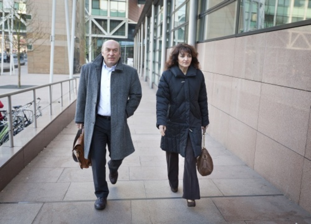 Nurten Albayrak (R) en haar advocaat. ANP