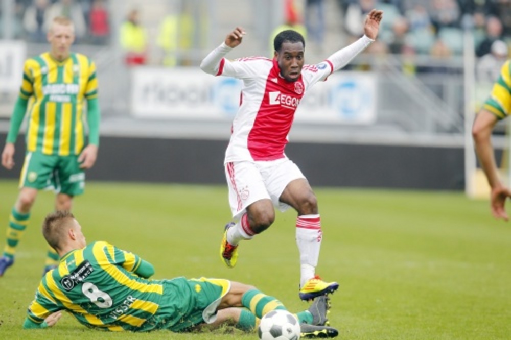 Vurnon Anita (R) van Ajax in duel met ADO-speler Kevin Visser. ANP