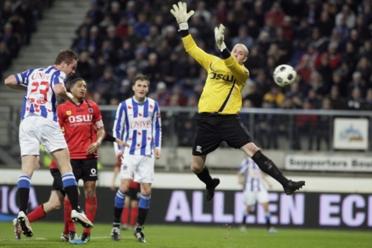 Ramon Zomer laat Excelsior-doelman Wesley De Ruiter kansloos en scoort de 2-1 voor Heerenveen. ANP Pro Shots