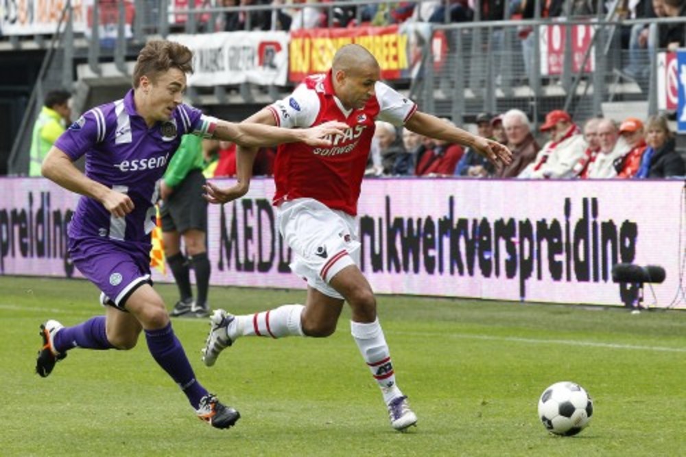 Petter Andersson (L) van FC Groningen in duel met Simon Poulsen van AZ. ANP PRO SHOTS