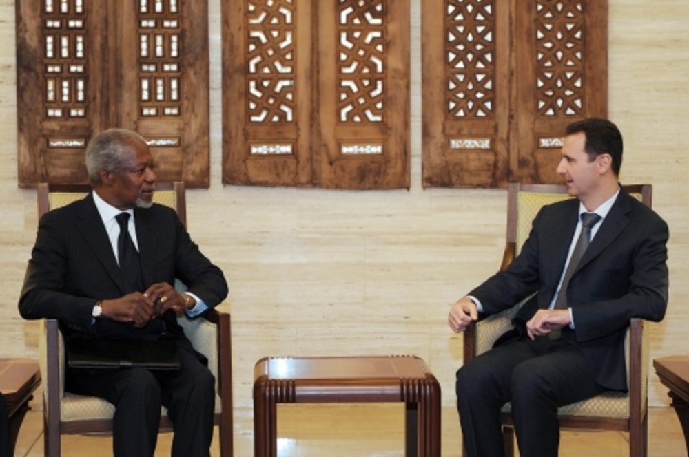 Kofi Annan (L) en Bashar al-Assad. EPA