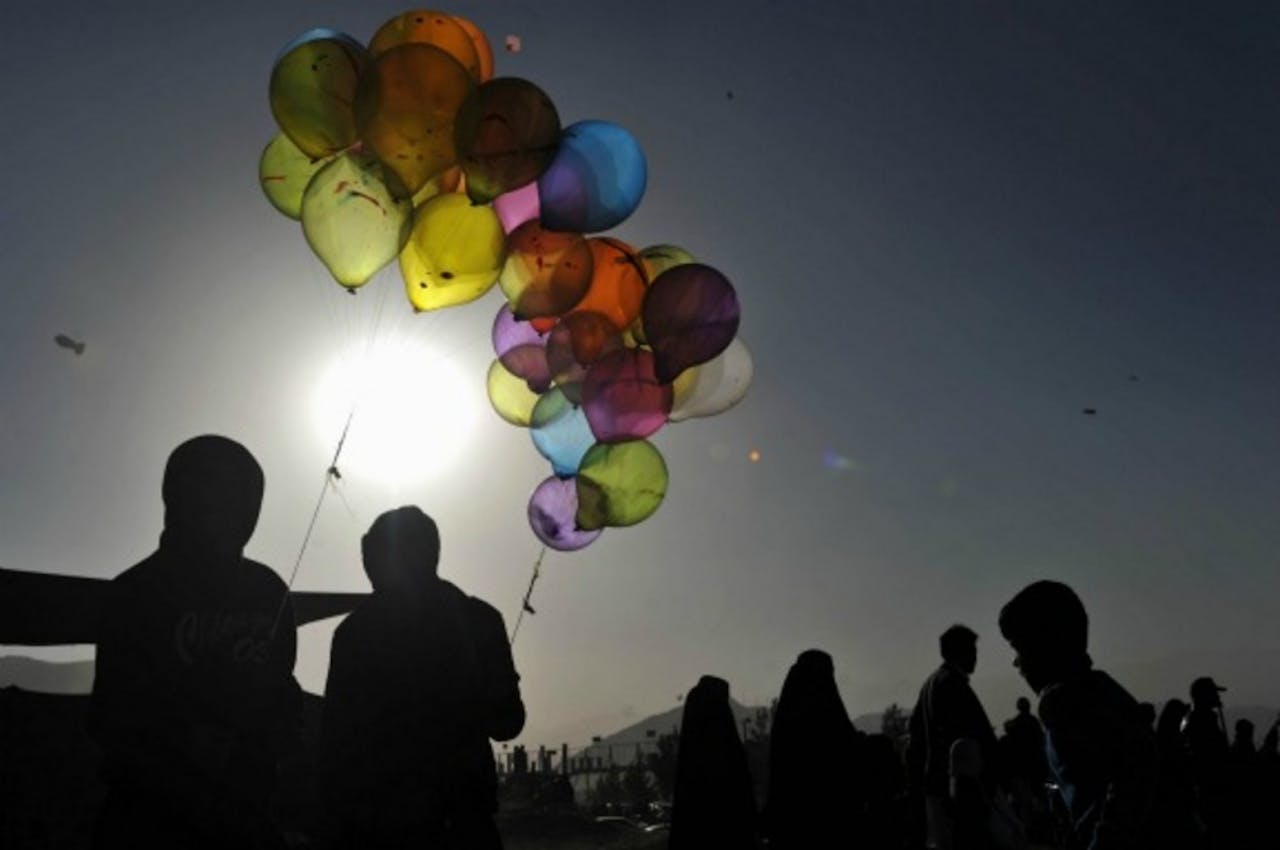 Afghaanse jongens vieren het Iraans Nieuwjaar Noruz