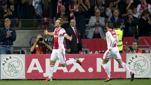 Aanvoerder Siem de Jong (L) van Ajax viert zijn openingstreffer in de wedstrijd tegen NAC met Tobias Sana (R). ANP