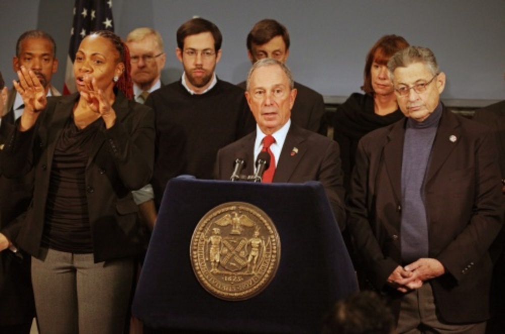 Burgemeester Michael Bloomberg (M) van New York tijdens een persconferentie. EPA