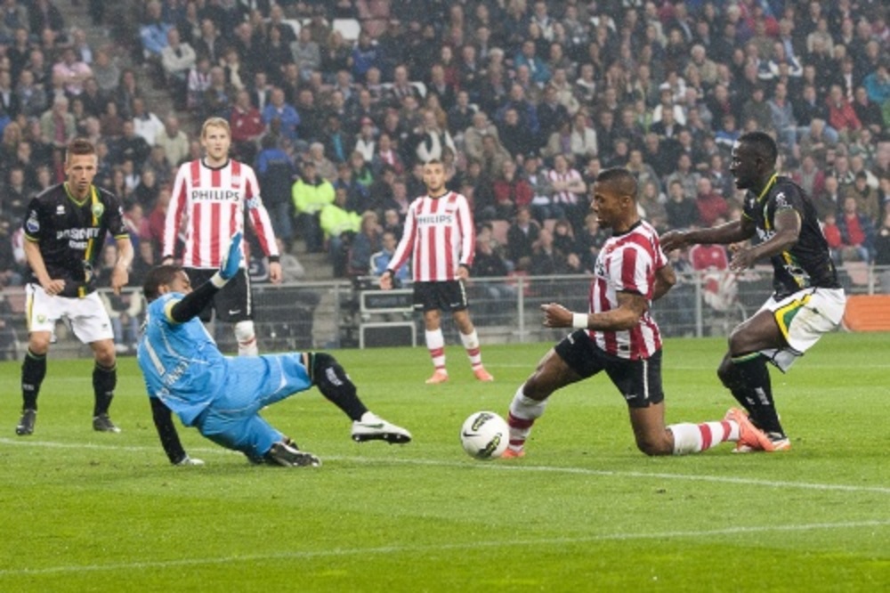 Jeremain Lens (M) van PSV scoort de 1-0 tijdens de wedstrijd tegen ADO. ANP