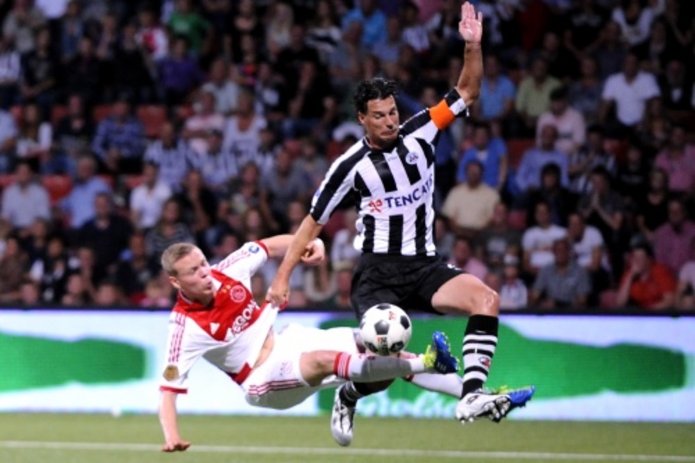 Sigthorsson in actie tegen Heracles (archiefbeeld september 2011). ANP
