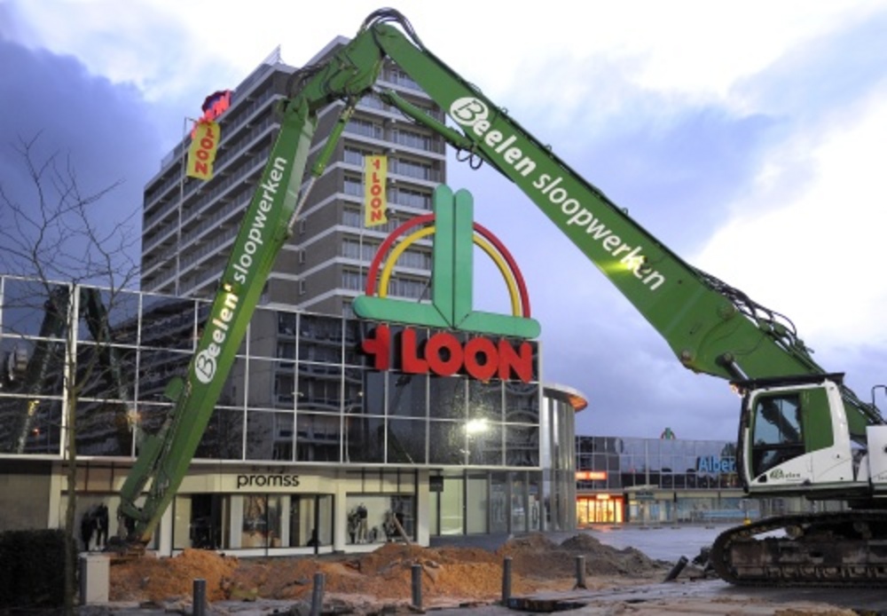 Winkelcentrum 't Loon tijdens de sloopwerkzaamheden. ANP