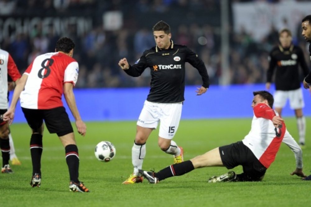Ninos Gouriye (M) van Heracles in duel met Otman Bakkal (L) en Stefan de Vrij van Feyenoord. ANP