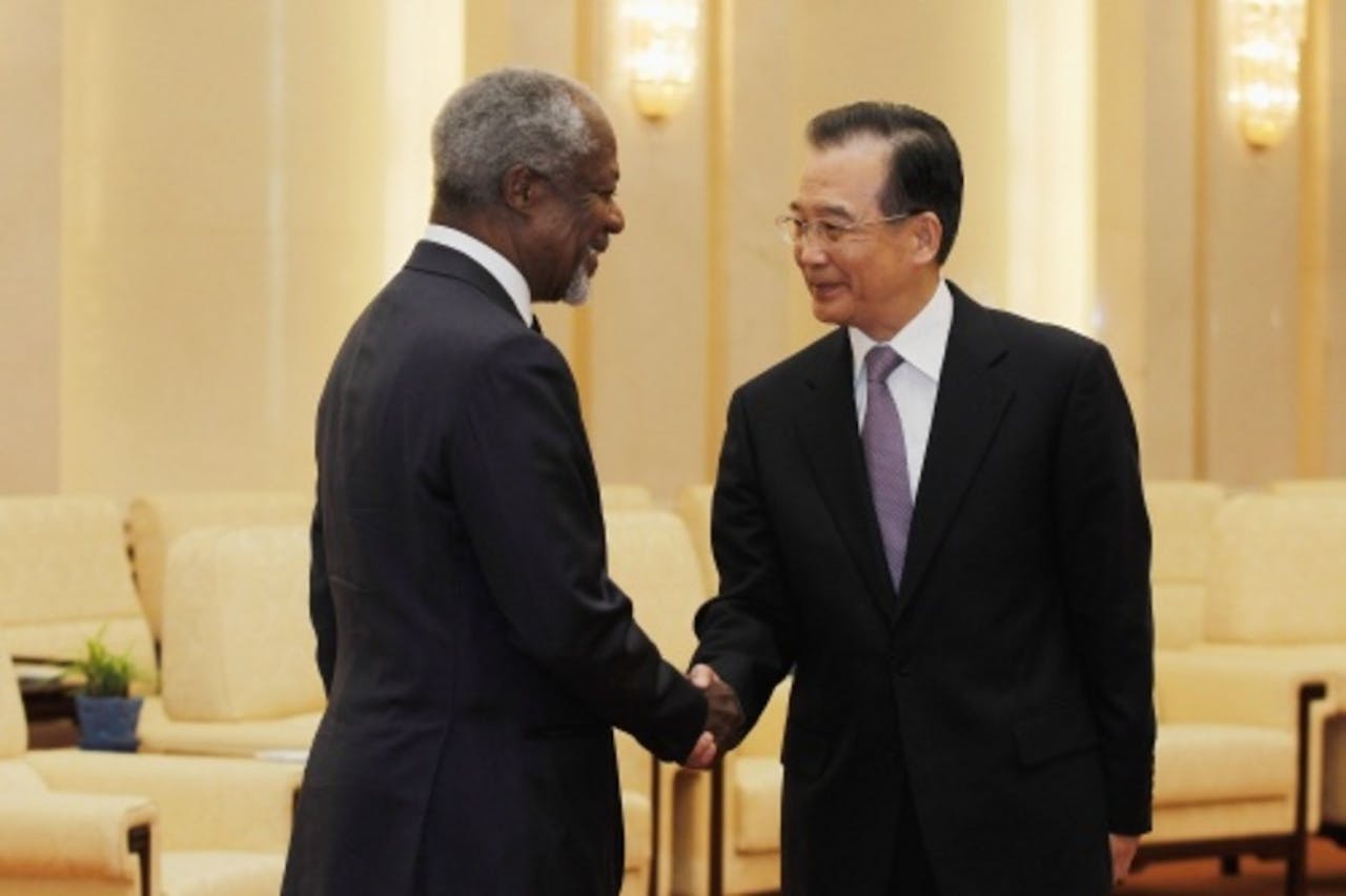 Kofi Annan (L) met de Chinese premier Wen Jiabao. EPA