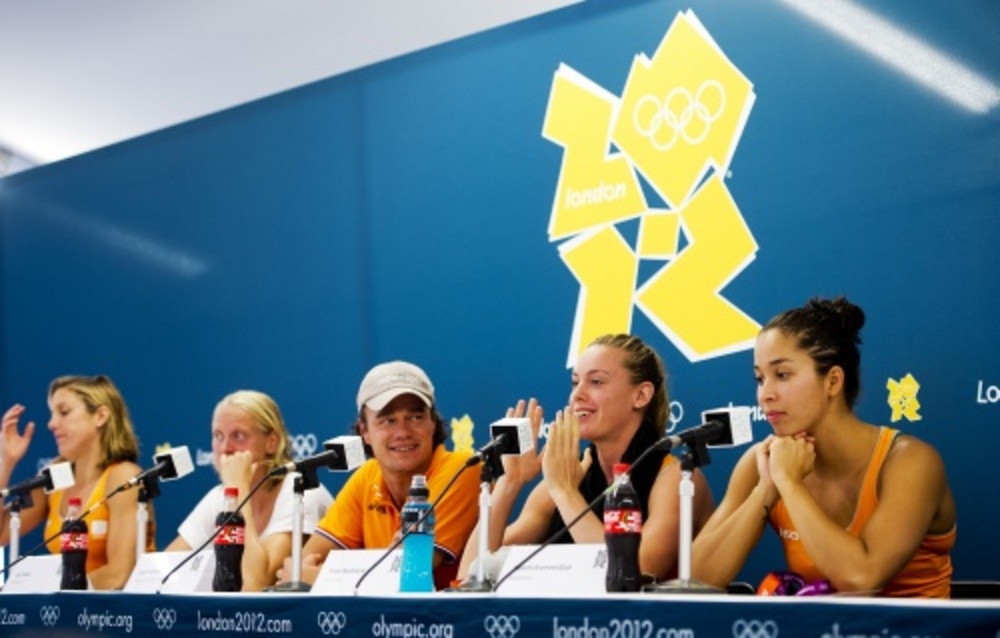 Jacco Verhaeren in het midden tussen (VLNR) Marleen Veldhuis, Inge Dekker, Femke Heemskerk en Ranomi Kromowidjojo. ANP