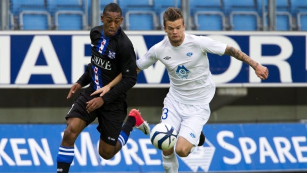 Knut Olav Rindaroy (R) van Molde in duel met Rajiv van la Parra van Heerenveen. EPA
