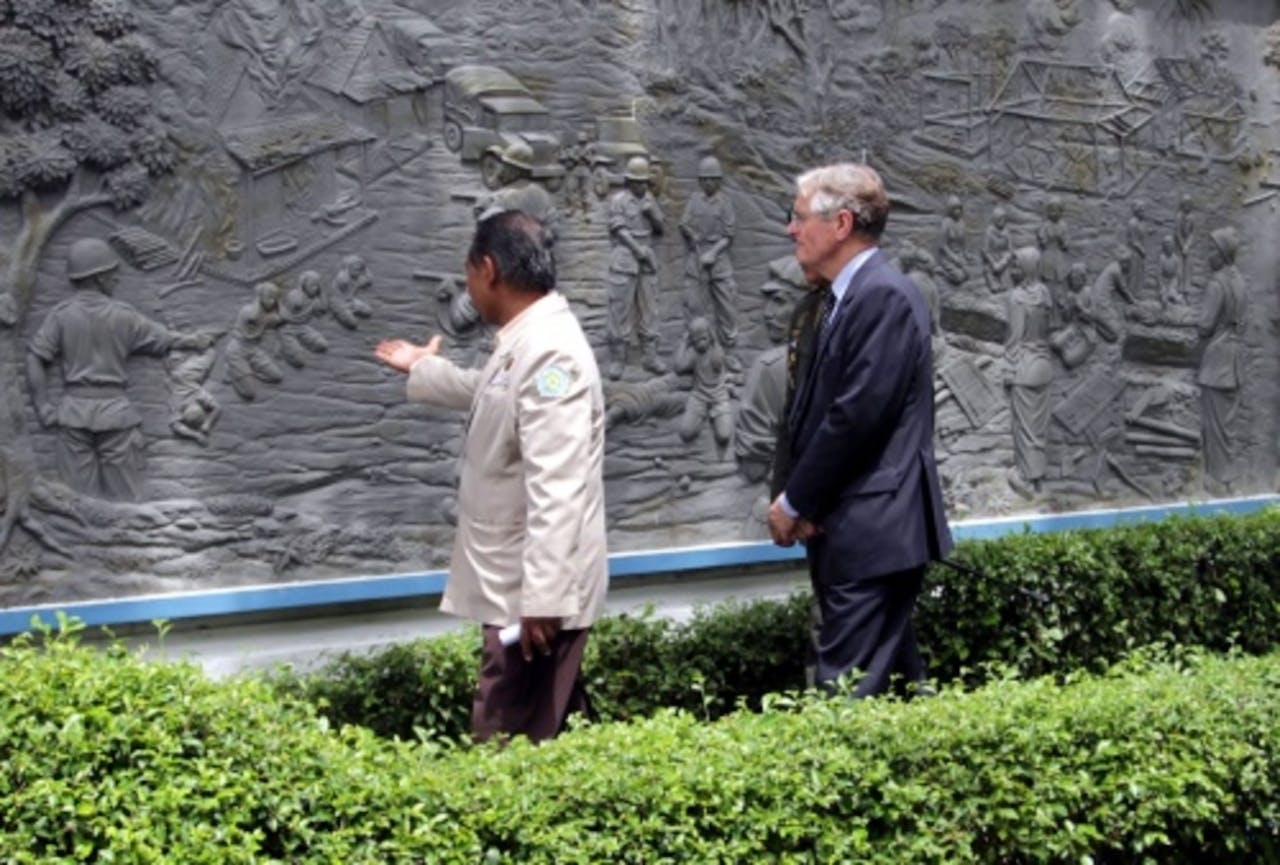 De Nederlandse ambassadeur in Jakarta Tjeerd de Zwaan (R) bij een monument voor de slachtoffers van het bloedbad in Rawagede. EPA