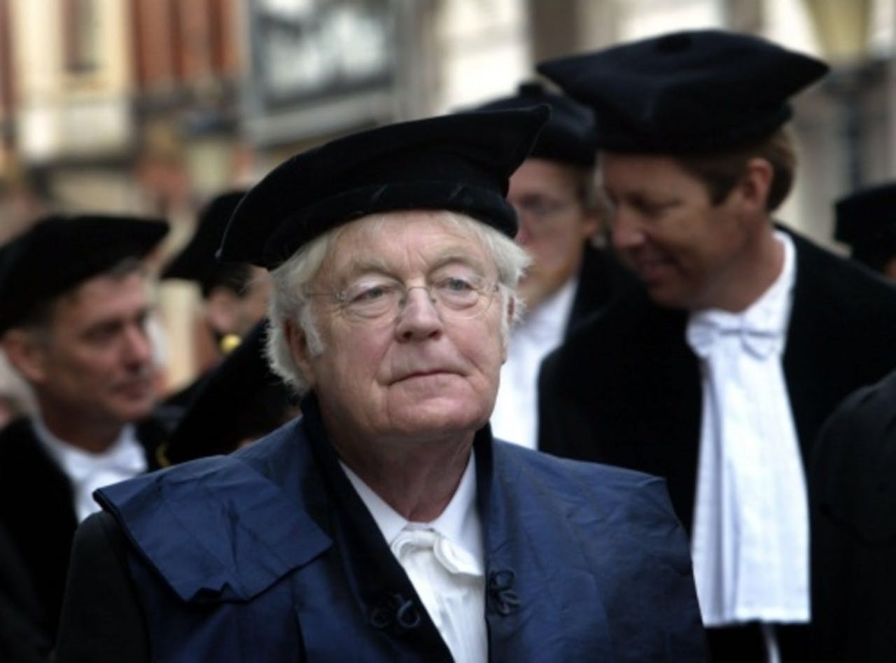 Rutger Kopland temidden van een stoet hoogleraren om het 366-jarig bestaan van de Universiteit Utrecht te vieren. ANP