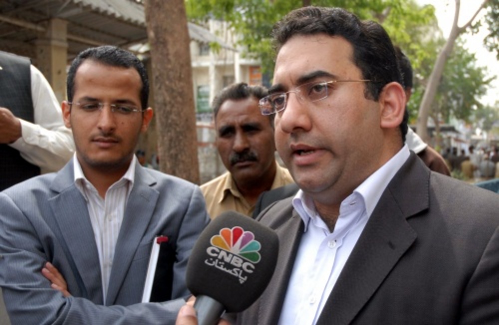 Zakaria Al-Sadah (L), de broer van Osama bin Laden's jongste vrouw Amal Abdulfattah. EPA