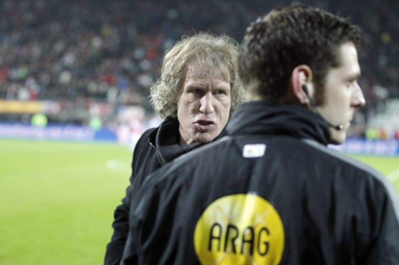AZ-trainer Gertjan Verbeek die naar de tribune wordt verwezen is woest op de vierde man Jochem Kamphuis. ANP PRO SHOTS
