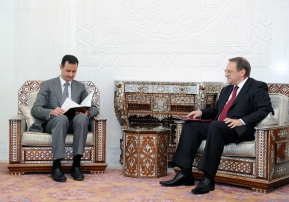 Archiefbeeld. Bashar Assad (L) en Michail Bogdanov (R) in augustus 2011. EPA
