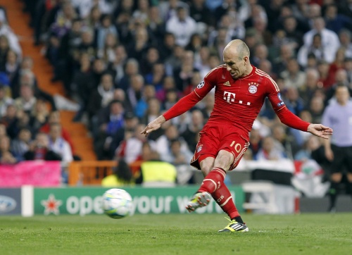 Arjen Robben van Bayern MÃ¼nchen maakt de 2-1 tegen Real Madrid uit een strafschop. EPA