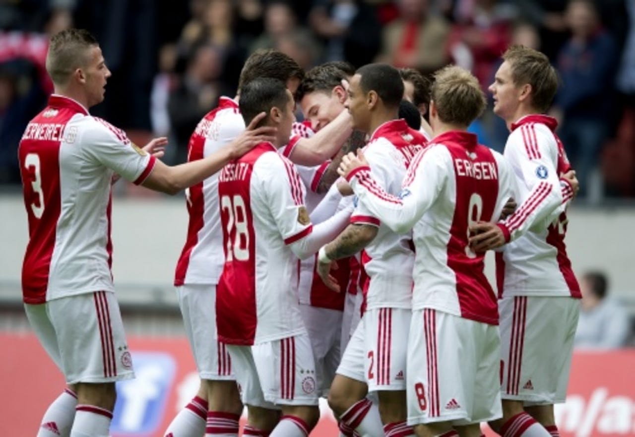 Derk Boerrigter (M) van Ajax viert zijn 1-0 tegen De Graafschap met zijn ploeggenoten. ANP