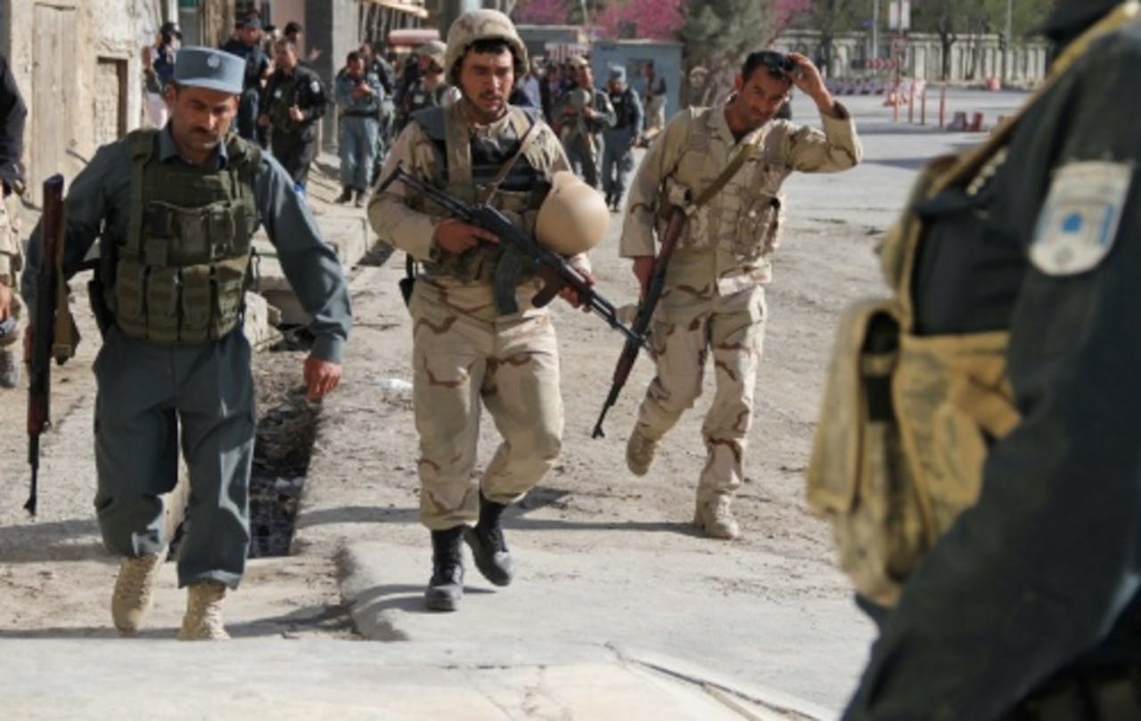 Afghaanse veiligheidstroepen bewaken de plek in Kabul waar Talibanstrijders eerder op de dag een aanslag pleegden. EPA