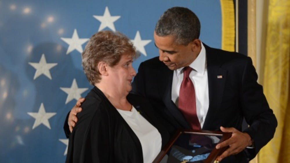 Rose Mary Sabo-Brown, weduwe van Leslie Sabo, krijgt de Medal of Honor van president Obama. EPA