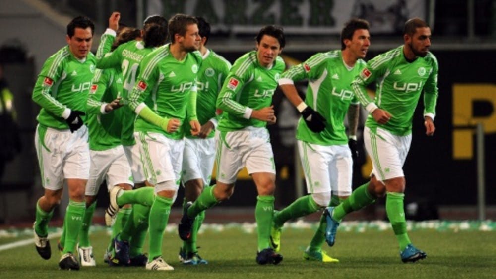 De spelers van VfL Wolfsburg vieren de openingstreffer tegen SC Freiburg. EPA