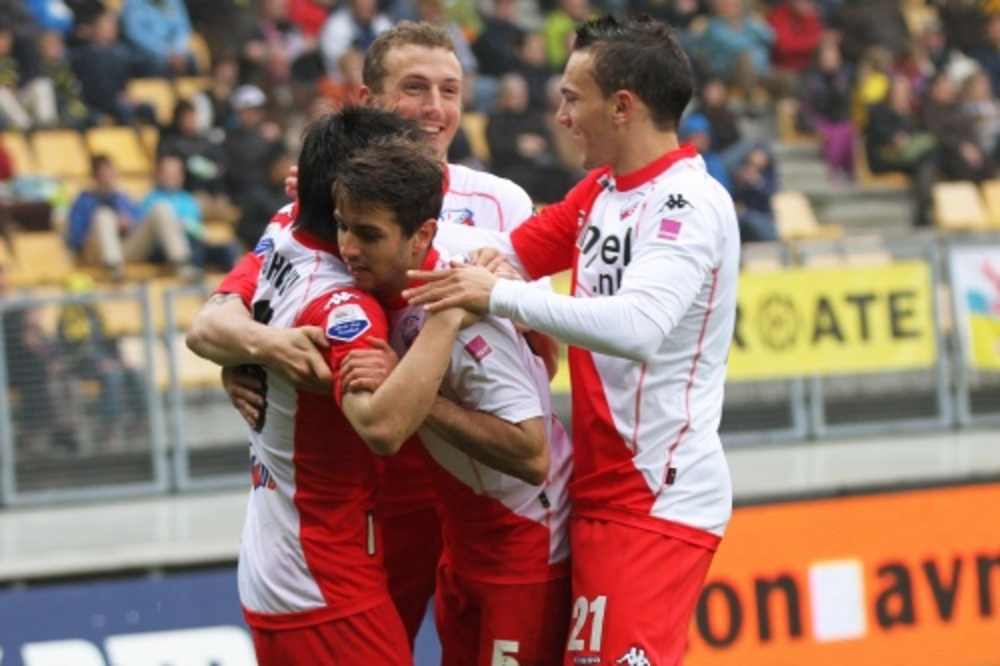 Yoshiaki Takagi van FC Utrecht wordt door zijn teamgenoten gefeliciteerd nadat hij de 0-2 heeft gescoord in de wedstrijd tegen Roda JC. ANP PRO SHOTS