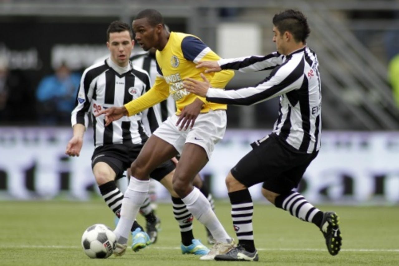 Thomas Bruns (L) en Everton Ramos Da Silva (R) van Heracles in duel met Cuco Martina (M) van RKC. ANP PRO SHOTS