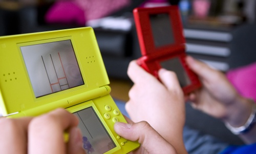 Gamen op de Nintendo DS. ANP