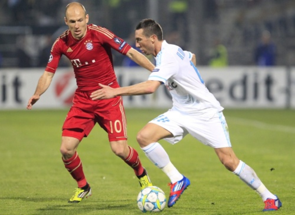 Arjen Robben (L) in duel met Morgan Amalfitano. EPA