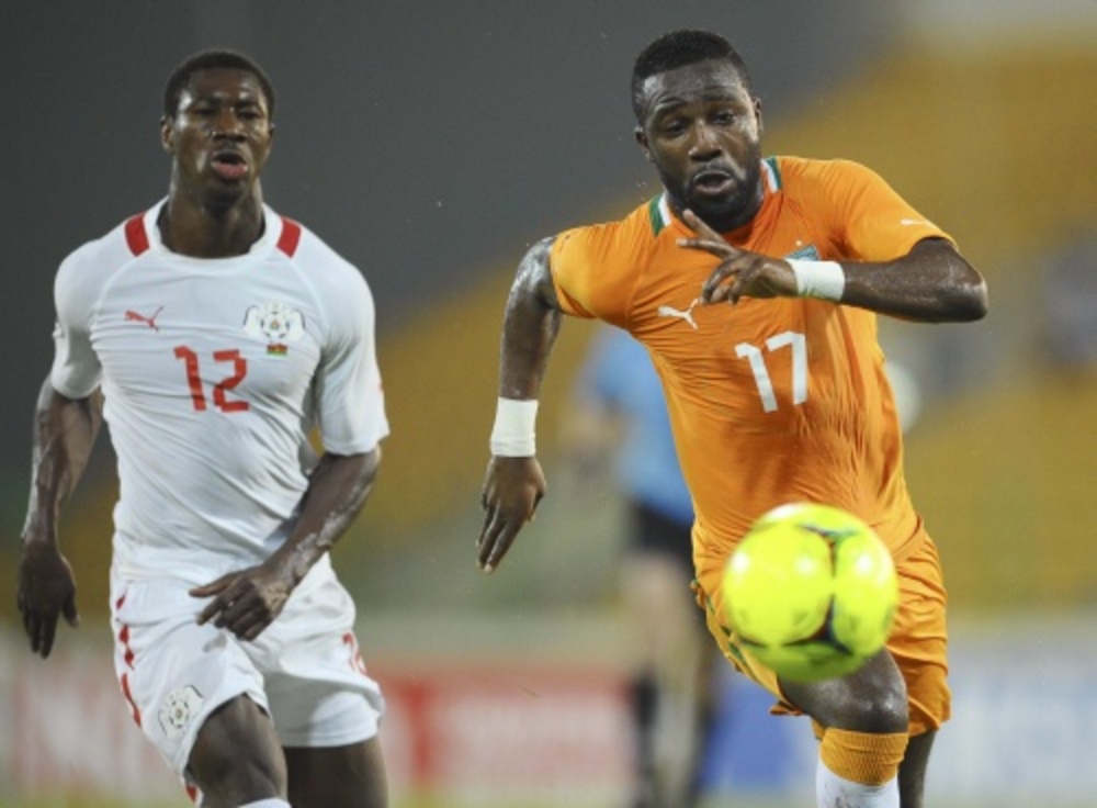 Niguimbe Nakoulma (L) van Burkina Faso en Siaka Tiene van Ivoorkust. EPA