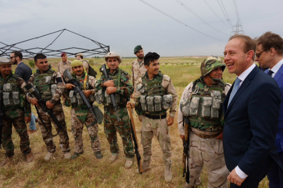 Van der Staaij op bezoek bij Koerdische Peshmergastrijders in Irak. Foto: Arnoud Proos (SGP)