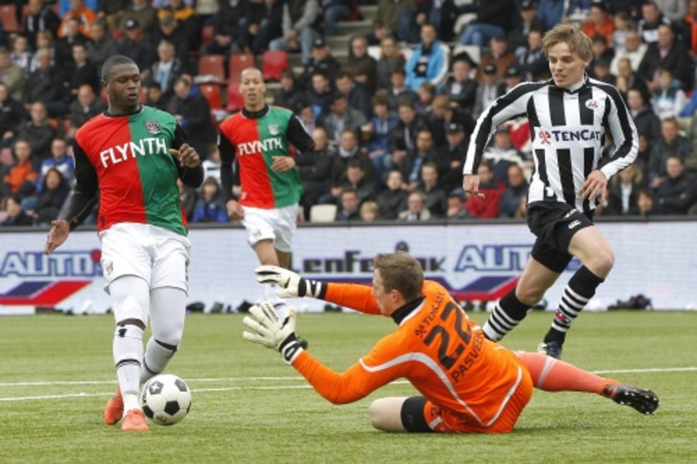 Genero Zeefuik van NEC stuit op doelman Remko Pasveer van Heracles. ANP
